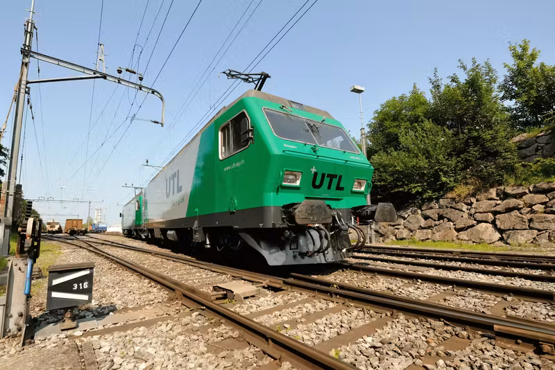 Güterwagen von UTL Bahnlogistik mit dem von Studio BUBORI gestalteten Erscheinungsbild